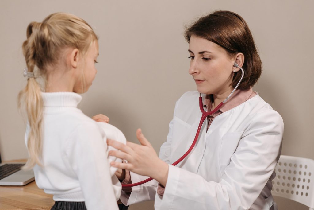 Kinderpneumologie: Ärztin hört die Lunge eines Kindes ab