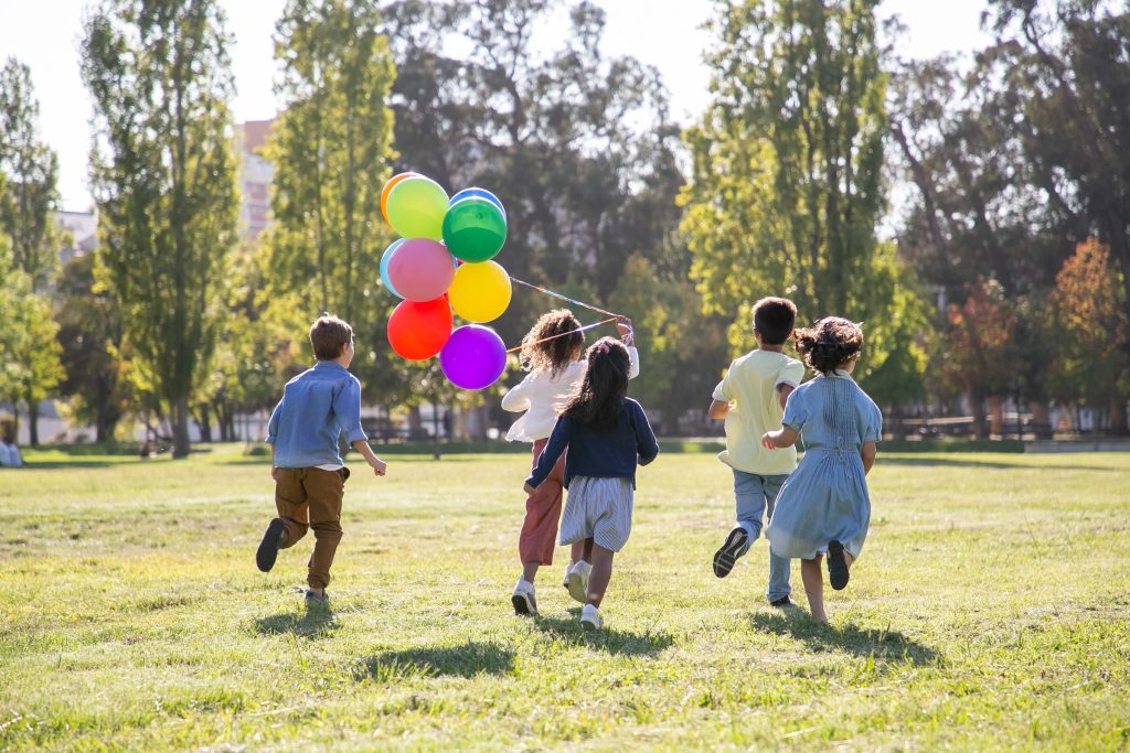 Fröhliches Kind während der Untersuchung in der Kinderarztpraxis