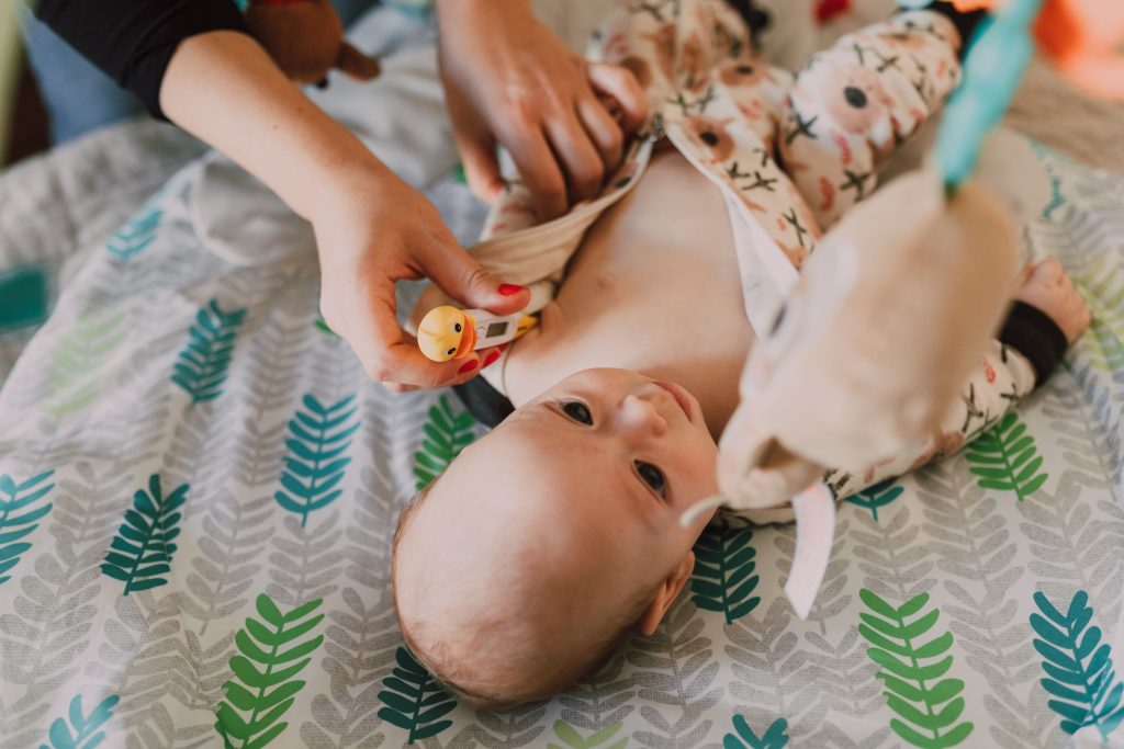 Kinderkardiologie: Herzuntersuchung bei einem Kind mit Stethoskop